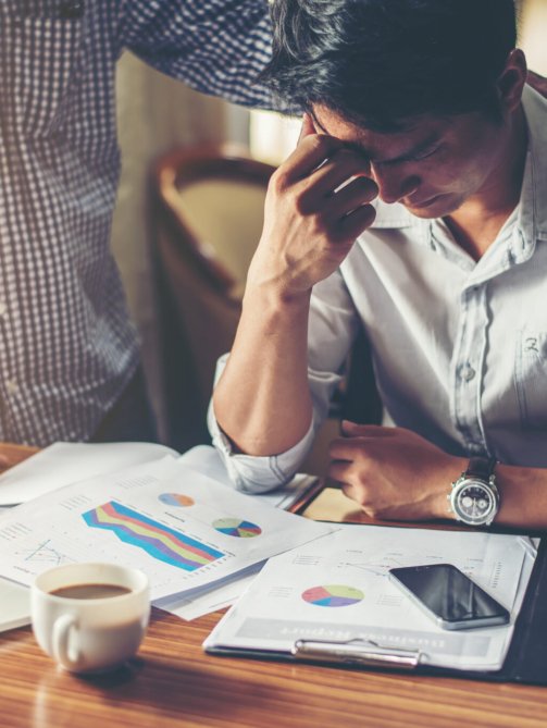 Persona revisando sus finanzas y deudas