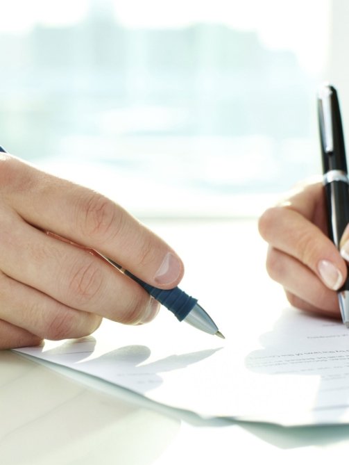 Firma de documentos de liquidación de una empresa
