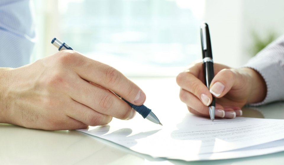 Firma de documentos de liquidación de una empresa